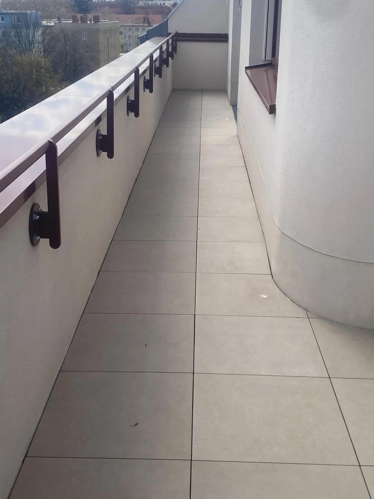 Elegante Balkonsanierung mit Großformat-Feinsteinzeug auf Aluminium-Schienensystem