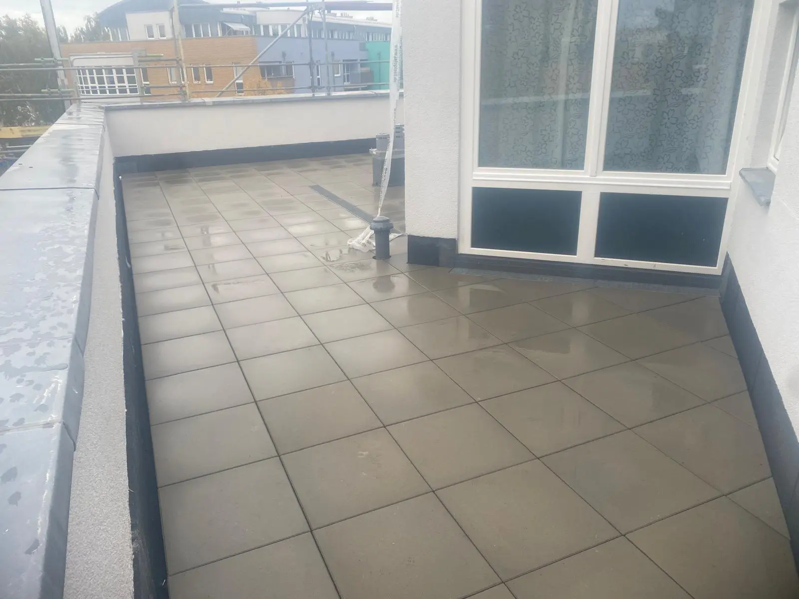 Moderne Dachterrasse mit Großformatplatten auf Stelzlagern in Berlin