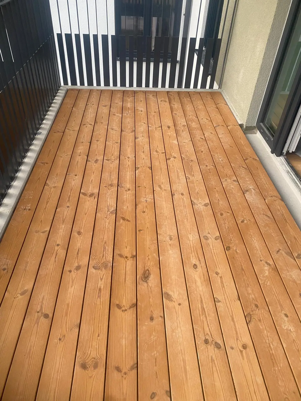Maßgeschneiderte Holzterrasse für Balkon in Berlin