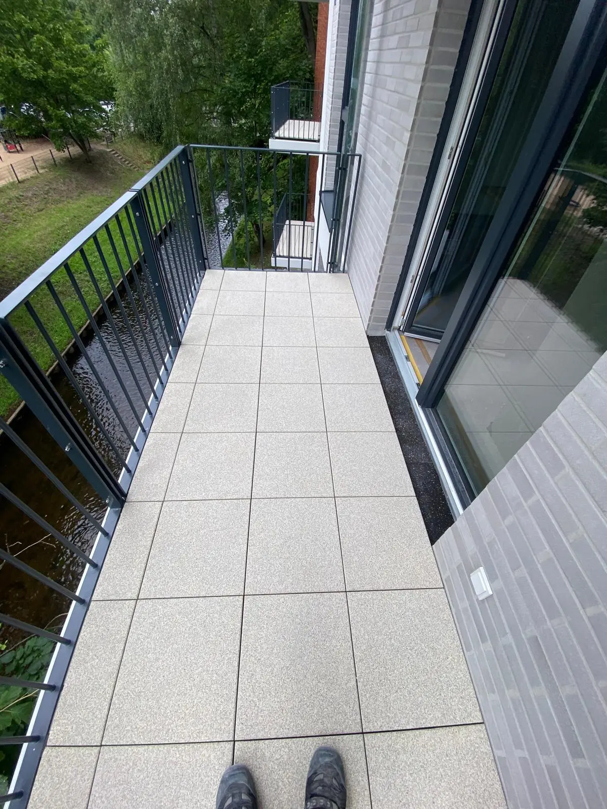 Präzise Balkonverlegung mit Steinoptik-Platten im Neubau
